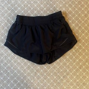 Black Lulu Hotty Hot shorts size 4, 2.5 inch